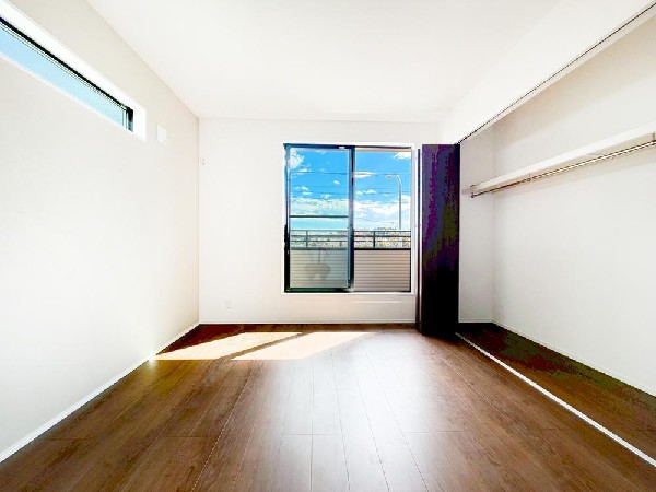 ◇居室◇  収納力が豊富な大型クローゼット。普段着やスーツはもちろん、コート類などもしっかり掛けられます。奥行きもあるので、収納ボックスをそのままクローゼットの中へ。部屋にものが出ずスッキリしますね。