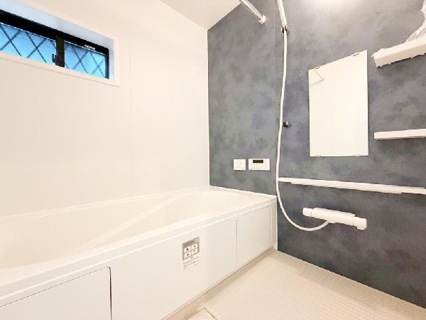 ◇浴室◇  ゆったりと寛げる広々バス。殆どの方は足を伸ばして入浴することが可能で一日の疲れを癒す貴重なバスタイムです。お子様とご一緒にリビングとは違った家族団欒のひと時をお楽しみ下さい。