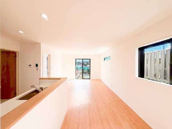 ◇キッチン◇  対面式のカウンターキッチンは、出来上がったお料理をカウンターに並べてお子様が運ぶなど、お手伝いの時間も増えそうですね！家族と会話をしながら料理を楽しめ一体感を感じられるキッチン。