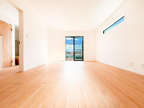 ◇リビング・ダイニング◇  各棟17帖超の広々ＬＤＫ。導線もしっかりと考えられていて、ダイニングテーブルやソファー、ローテーブル等の家具もしっかりと配置できます。ゆったりとした広さの空間でご家族だんらんの