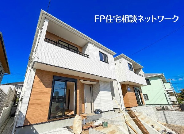 外観:◇外観◇  深く豊かな緑と爽快な青い空を感じるまさに横浜に暮らす心地よさを存分に堪能いただける邸宅です。グレードの高い設備仕様が標準装備のデザイン住宅で快適で便利な生活をお送り頂けます。