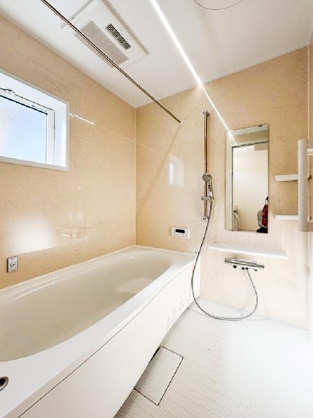 ユニットバスはゆったりとくつろげる1坪タイプ。足までしっかりと伸ばせる浴槽は、心身ともにしっかりと疲れを癒してくれます。お子様と一緒の入浴でも充分な広さです。