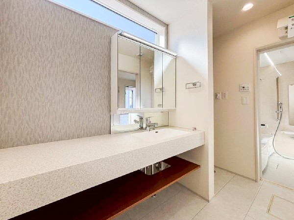 ゆとりの洗面スペースで朝の身支度も快適スムーズに。三面鏡で髪のセットやお化粧もストレスなくこなせ、朝から気分良く通勤通学に向かえそうですね！鏡の裏にはたっぷりと収納スペースを標準装備！
