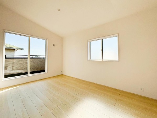 ２面採光でお部屋の隅々まで明るい印象の居室。おひさまの光を、爽やかな風をたっぷりと取り込めます。居室内はいつも明るいので、毎日の生活も自然と明るくなりますね