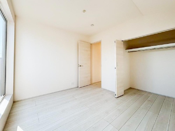 全居室には大型の収納クローゼットを完備。普段使いのお洋服や小物はもちろん、季節物のお洋服などもしっかりと整理整頓出来る。居室空間を隅々まで使えるのが嬉しい。
