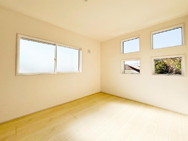 光を取り込みやすい2面採光の居室は日当たり良好です。クローゼットの完備で収納スペースも十分。初めてのお子様にとっての「自分の部屋」。学習デスクやベッドの配置もラクラクです。