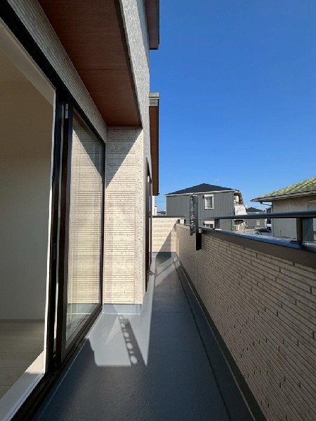 南からの明るい光が差しこむ陽だまりの空間。南に大きく面したバルコニーでお洗濯もあっという間に乾きそう。家事もスムーズにこなせますね。太陽の匂いが感じられる心地よさ。