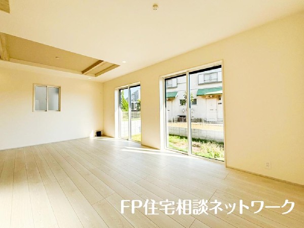 家族だんらんのスペースとなるリビング。窓が多い設計なので色々な角度から光が取り込めます。明るいリビングで新しい生活を。