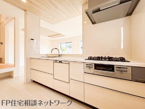 リビングのお子様を見守りながらお料理が出来る対面式カウンターキッチン。ご家族との会話がはずみます。