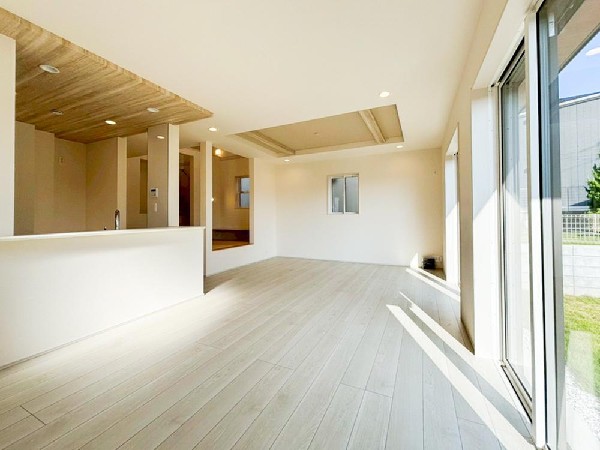 ＬＤＫのメインとなる大きな窓。通常サイズより大きめの開口部から暖かい陽射しが長い時間射し込みます。天気の良い日は是非窓を開けて風通しの良さもご体感下さい。明るいＬＤＫがご家族団欒の時を作ります。