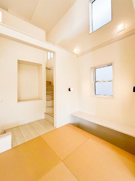 吹き抜け部分から光が降りそそぐ開放的なタタミコーナー。太陽のやわらかな光が差し込みます。自然の恵みが、快適で心地の良い空間を演出してくれますね。