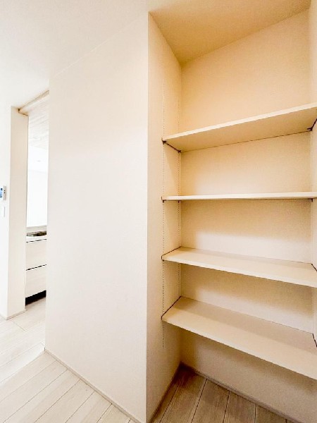 なにかと物が溢れがちなリビングに、さっと片付けられる可動棚を設けました。毎日使うものやすぐに取り出したいものがすっきりと片付きますね。