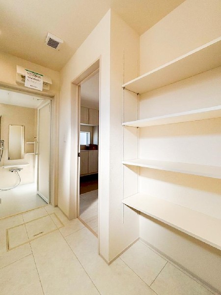 タオルや洗剤などしまうものが多い洗面室は、意外に収納場所を確保するのが難しいですよね。そこで洗面所に棚を備え付けました！すっきりと片付くのでうれしいですね。