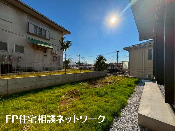 外観:住まいに陽当りと潤いをもたらす、広いお庭があります。成長する樹木に見守られ、家族の物語が始まります。どんなお庭にしていくか、お子様のプール遊び、ガーデニングなど、幅広く楽しめます。