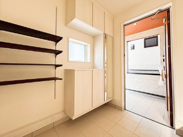 外観:玄関収納をホールに設置し、タタキを広くしています。のびのびと身支度ができる玄関です。ベビーカーを置いたり、将来的に靴を履くための椅子を置いたりもできそうです。