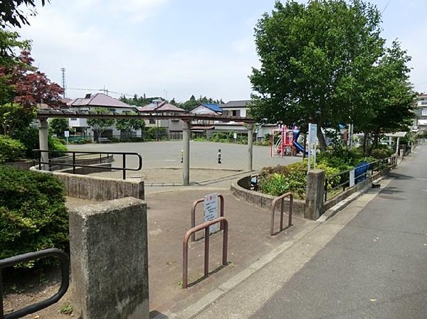 周辺環境:相沢六丁目公園(相沢六丁目公園まで90m)