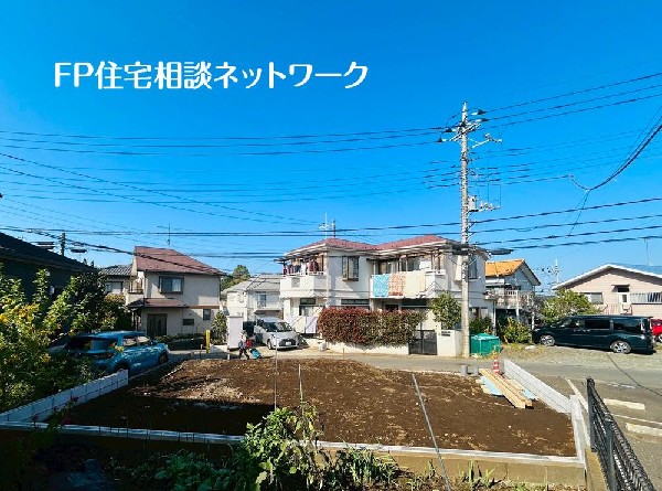 外観:第一種低層住居専用地域の良好な住環境が保たれたエリア。低層の一戸建てを中心とした街並みが整然と続き、周辺は高い建物が建っていないので、採光や開放性に恵まれています。