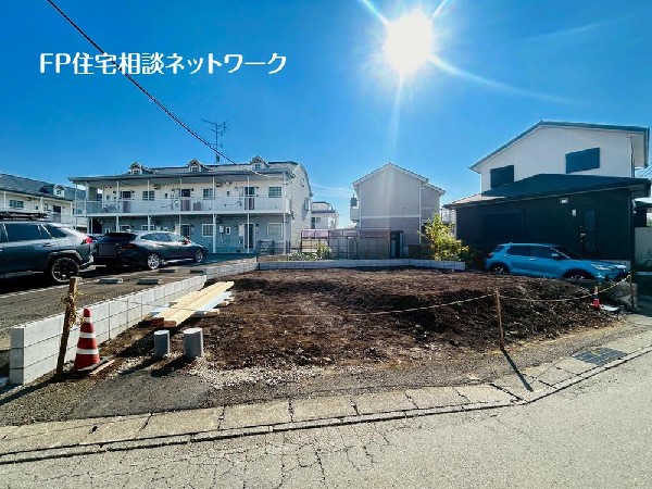 外観:前面道路は車通りの少ない道路。段差もなくお車の出し入れが苦手な方も駐車しやすそうです。