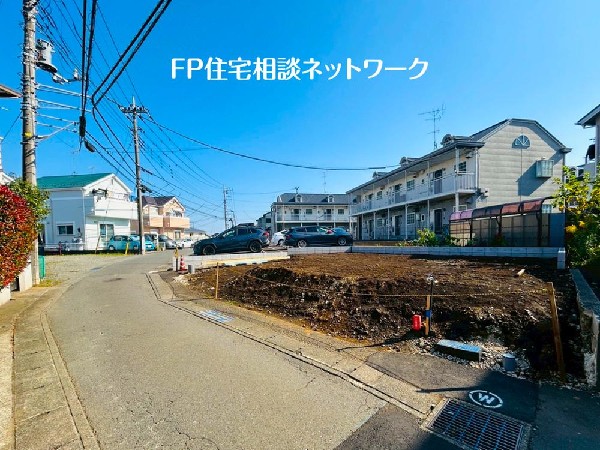 外観:幅４ｍの道路に面しています。敷地との高低差もなく車庫からすぐ道路に出られます。