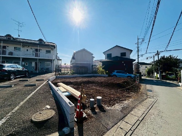 外観:緑に恵まれたエリアで、毎日のお散歩も気持ちよさそうです。自然に包まれた穏やかな暮らしができそうです。