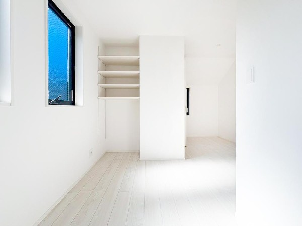 ◇居室◇3号棟  開放感のある2階の居室は日当りもよく日中は明るい日差しが射し込みます。また、道路からの目線も気になりにくいのでプライバシーも守られやすいですね。