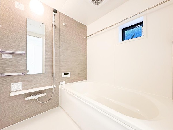 ◇浴室◇  ゆったりと寛げる広々バス。殆どの方は足を伸ばして入浴することが可能で一日の疲れを癒す貴重なバスタイムです。お子様とご一緒にリビングとは違った家族団欒のひと時をお楽しみ下さい。