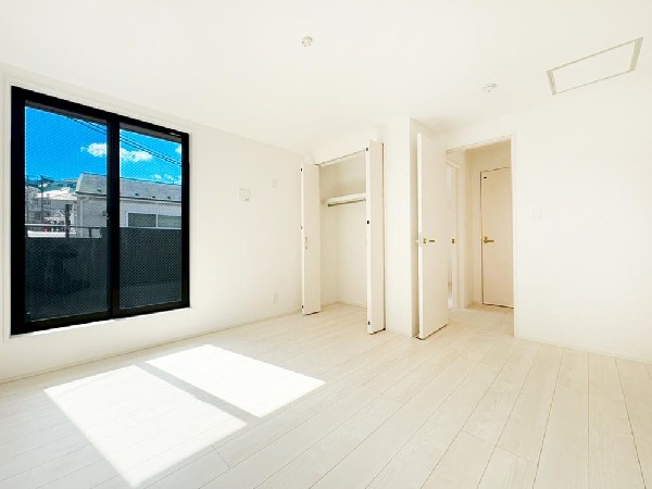 ◇居室◇3号棟  光が沢山取り込める大きな窓。日差しを長時間受ける事が出来る暖かいお部屋です。もちろんペアガラスなので、遮音性に優れ、結露も発生しにくい構造。サッシ周りのカビが発生しにくくなりますね。