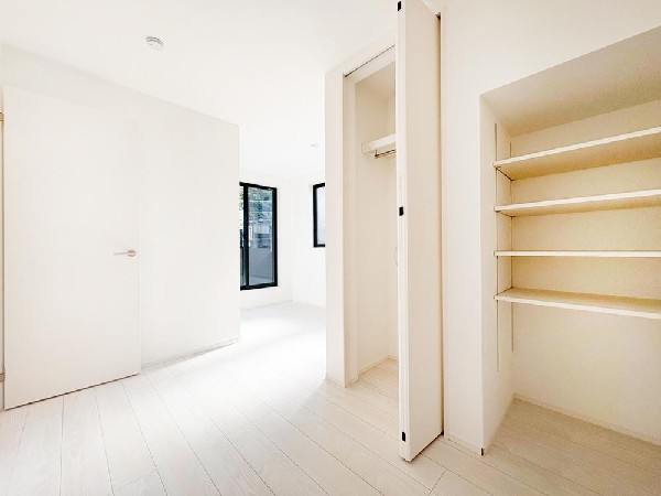 ◇居室◇3号棟  居室には収納クローゼットを完備！普段使いのお洋服や小物はもちろん、季節物のお洋服などもしっかりと整理整頓おしまい頂けます。居室空間をより広く隅々までお使いいただけますね。