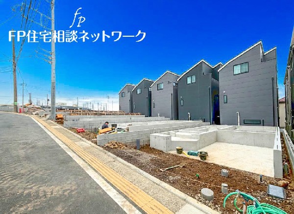 外観:◇外観◇  緑あふれる住宅地に、全11棟の分譲地が誕生しました。同時期に入居できるのは、ご近所付き合いにも入りやすく、安心ですね。