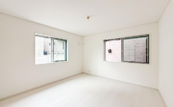 「穏やかな光が差し込む居室は、心からくつろげるプライベート空間。静けさと温もりに包まれ、自分だけの時間をゆったりと楽しめます。