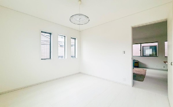 寝室は落ち着きある色合いでまとめ、心身を癒す上質な空間に。やわらかな灯りと静かな時間が、一日の疲れをやさしく包み込みます。