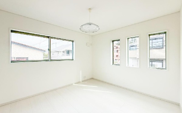 窓から差し込む朝の光と、爽やかな風が心地よい居室。毎日をリフレッシュさせる、明るく健やかなプライベートスペースです。