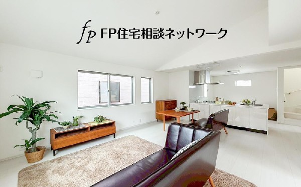 吹き抜けのような天井高が生む開放感と、落ち着いた色調のリビング。ゆったりくつろぎながら、自分らしい時間を楽しめます。