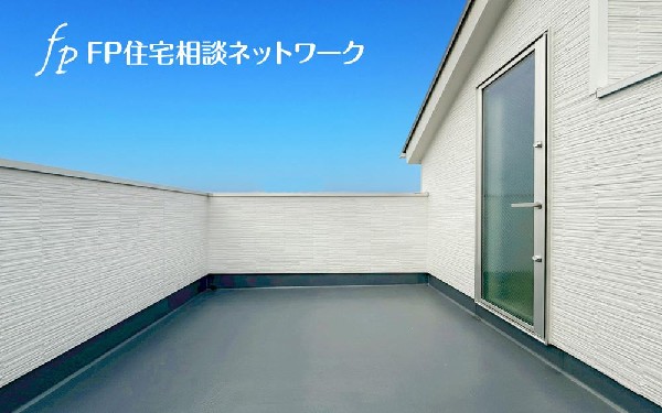 5.5帖のルーフバルコニーは、まるで屋上リビング。心地よい風と光に包まれながら、カフェのようなくつろぎを自宅で愉しめます。