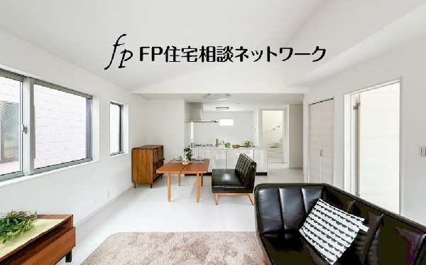 南向きの光がたっぷり差し込むLDK。勾配天井が生む開放感と、家族が自然と集う居心地の良さが魅力のリビング空間です。