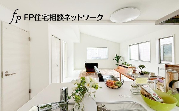 リビング・ダイニング・キッチンがひとつにつながる広々空間。家族の笑顔と会話が自然に生まれる、あたたかな住まいです。