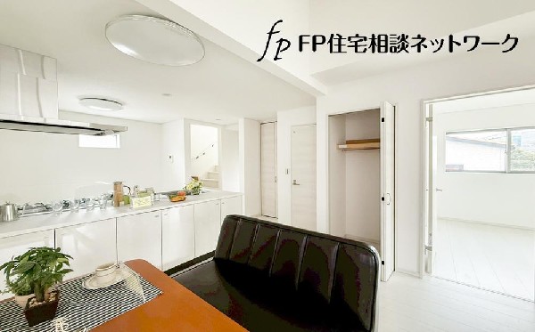 木のぬくもりと白壁のコントラストが美しい、洗練されたリビング。上質な素材感とやさしい光が日常を豊かに彩ります。