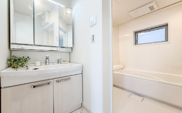 朝の支度も快適にこなせる広々とした洗面空間。明るい照明と清潔感あるデザインが、一日の始まりを心地よく彩ります。