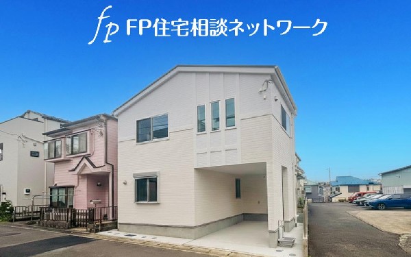 外観:スタイリッシュなフォルムが街並みに映える、現代的デザインの邸宅。シンプルでありながら存在感のある外観が、上質なライフスタイルを演出します。」