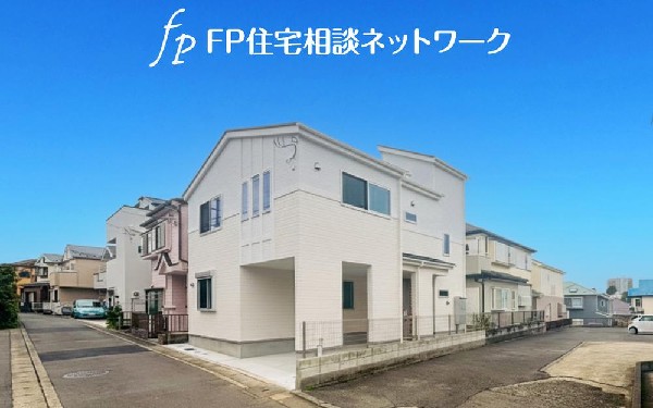 外観:陽光をたっぷり取り込む南向きの外観。明るく開放的なデザインが日常を華やかに彩り、家族の笑顔があふれる心地よい住空間を創り出します。