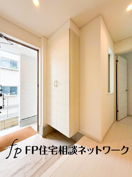 外観:収納を備えたゆとりある玄関は、家族の出入りもスムーズ。明るく清潔感のある空間が、毎日のスタートを心地よく迎えます。