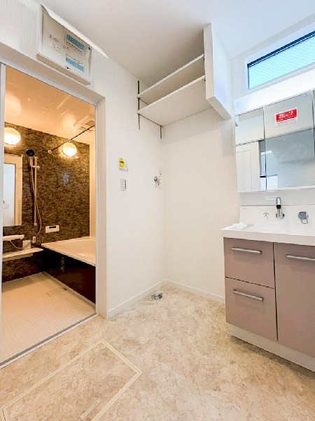 ゆとりの洗面スペースで朝の身支度も快適スムーズに。三面鏡で髪のセットやお化粧もストレスなくこなせ、朝から気分良く通勤通学に向かえそうですね！鏡の裏にはたっぷりと収納スペースを標準装備！