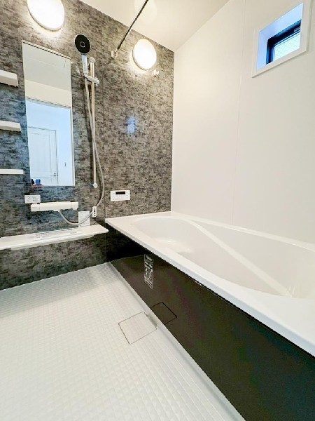 ユニットバスはゆったりとくつろげる1坪タイプ。足までしっかりと伸ばせる浴槽は、心身ともにしっかりと疲れを癒してくれます。お子様と一緒の入浴でも充分な広さです。