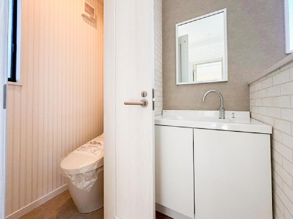 ２階トイレ横にセカンド洗面台を設けました。朝の身支度や２階のお掃除がスムーズに行えそうです。