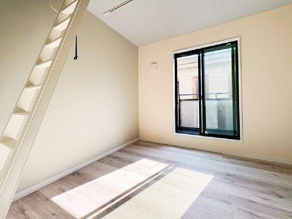 想い出の品、趣味の物、クリスマスツリーなどのシーズン品の収納と、多用途に使える小屋裏収納です。お子様が小さいうちはワクワクする遊び場にもなりそうです。