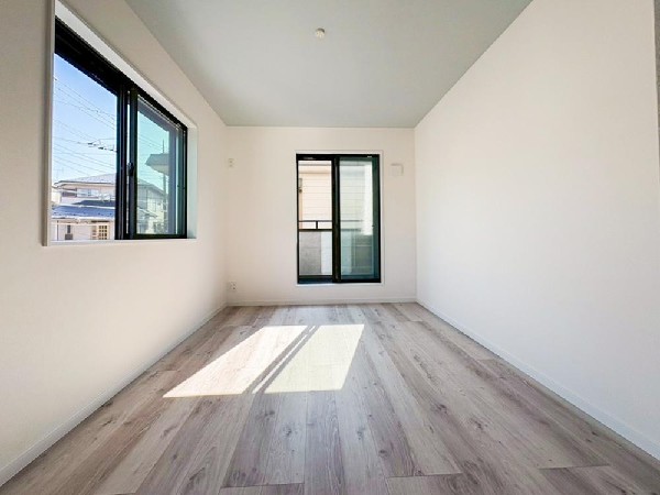 光を取り込みやすい2面採光の居室は日当たり良好です。クローゼットの完備で収納スペースも十分。初めてのお子様にとっての「自分の部屋」。学習デスクやベッドの配置もラクラクです。