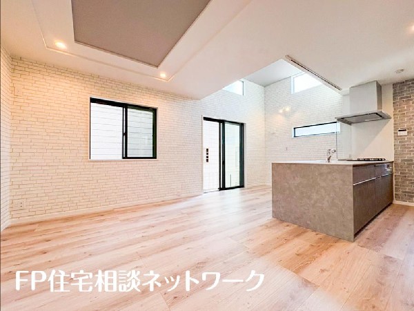 家族だんらんのスペースとなるリビング。家具の配置がしやすい広さを確保しつつ、窓が多い設計は色々な角度から光が取り込めるこだわりの間取りです。明るいリビングで新しい生活を。