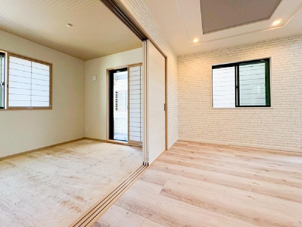 リビングに隣接した和室があります。お子様が小さいうちはお子様スペースとしてちょうどよい場所です。洗濯物をたたんだり、お昼寝をしたり、い草の香りに癒される、畳のある暮らしは落ち着きます。