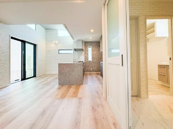 水まわりの設備がまとまった間取りです。洗面所がキッチンに隣接した家事動線が考えられており、スムーズに家事をおこなえそうです。