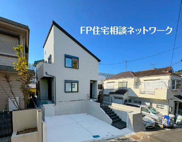 外観:並列2台駐車可能なカースペース（車種によります）。多用途にご利用いただけるスペースです。セカンドカーや自転車もおけますし、お車での来客もＯＫ。